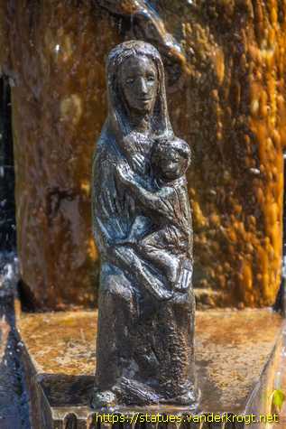 Schiefbahn - Bronze-Brunnen auf dem Vorplatz der Hubertuskirche