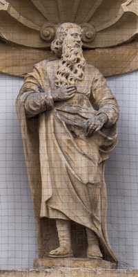 Paderborn - Heiligenstatuen am Franziskanerkloster und -kirche