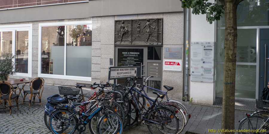 Bonn - Relief Frauen mit Spiegel