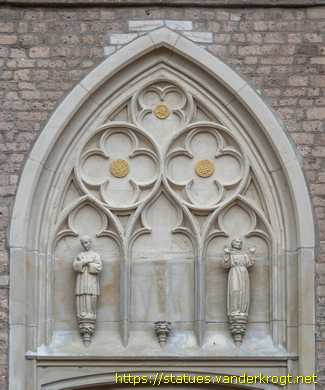 Straelen - Heiligenstatuen an der Sankt Peter und Paul Kirche