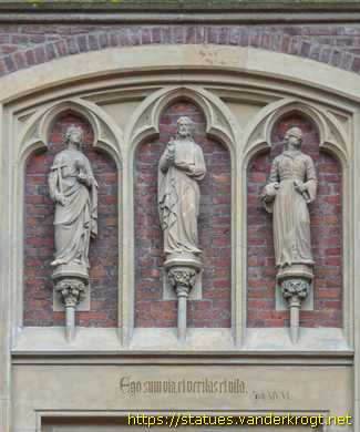Straelen - Heiligenstatuen an der Sankt Peter und Paul Kirche