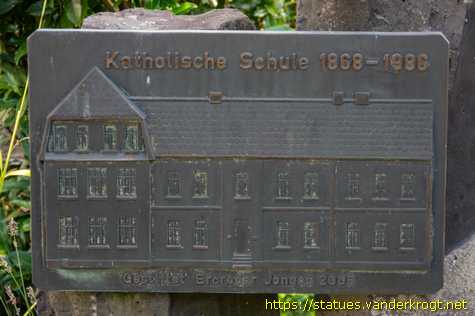 Erkrath - Lesendes Mädchen