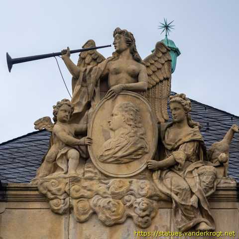 Saarbrücken - Skulpturen an der Ludwigskirche