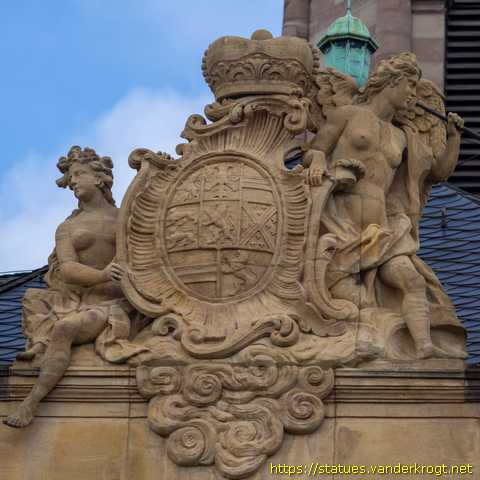 Saarbrücken - Skulpturen an der Ludwigskirche