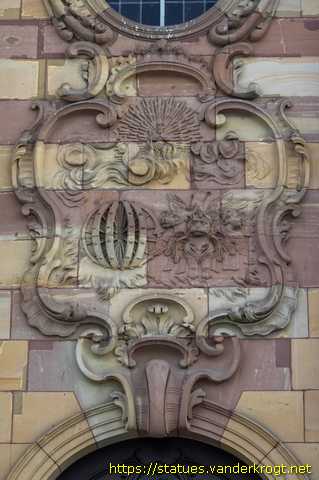 Saarbrücken - Skulpturen an der Ludwigskirche