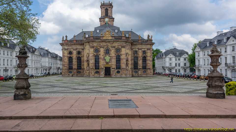 Saarbrücken - Skulpturen an der Ludwigskirche