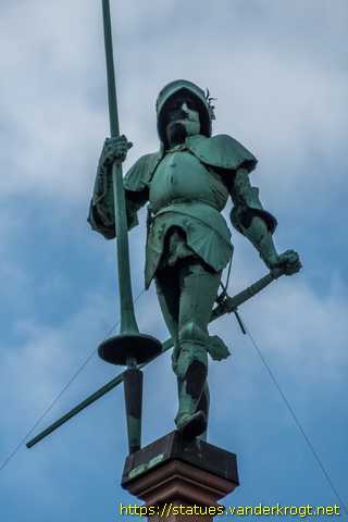 Saarbrücken - Skulpturen am Rathaus St. Johann