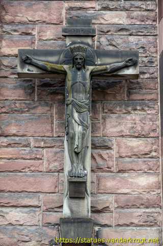 Saarbrücken - Skulpturen an der Christkönig-Kirche