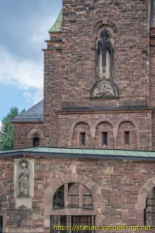 Saarbrücken - Skulpturen an der Christkönig-Kirche