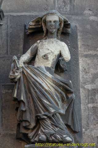 Arnstadt - Kaiser Otto I. und Kreuzigungsgruppe