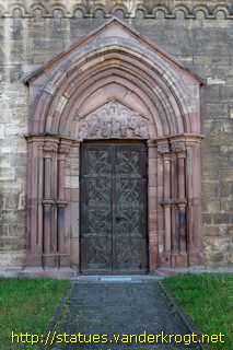 Arnstadt - Kaiser Otto I. und Kreuzigungsgruppe