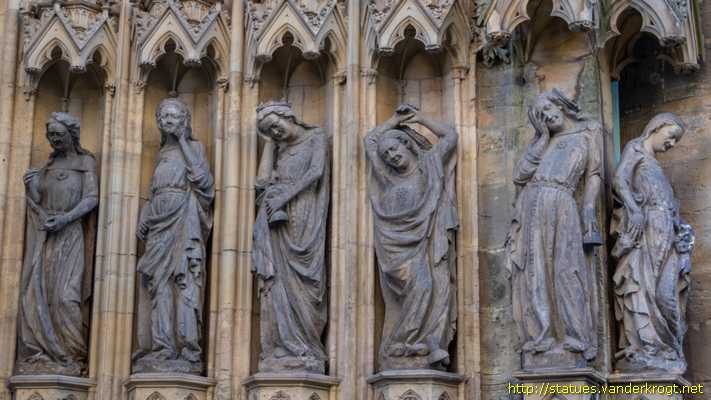 Erfurt - Heiligenstatuen an der Hohen Domkirche St. Marien