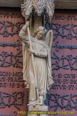 Erfurt - Heiligenstatuen an der Hohen Domkirche St. Marien