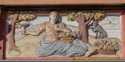 Erfurt - Fassadenskulpturen des Hauses zum Breiten Herd