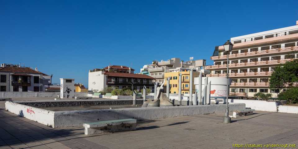 Puerto de la Cruz - Fuente con gaviota sobre una isla