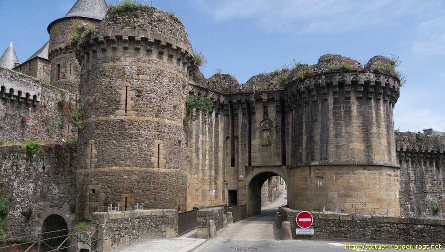 Fougères / La Vierge à l'enfant