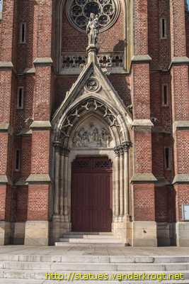 Saint-Just-en-Chaussée - Sculptures à la façade de N.D.  de Grâces