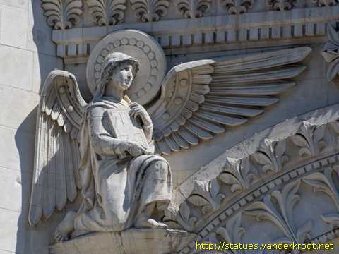 Lyon - Statues et reliefs à la Basilique Notre-Dame-de-Fourvière