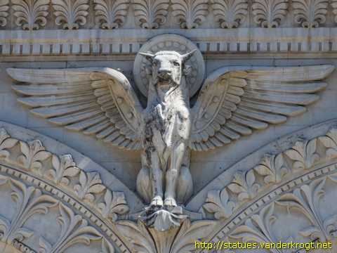 Lyon - Statues et reliefs à la Basilique Notre-Dame-de-Fourvière