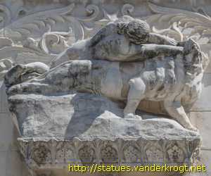 Lyon - Statues et reliefs à la Basilique Notre-Dame-de-Fourvière