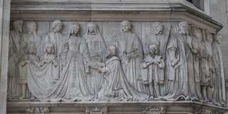London - Sculptures at the front façade of Middlesex Guildhall