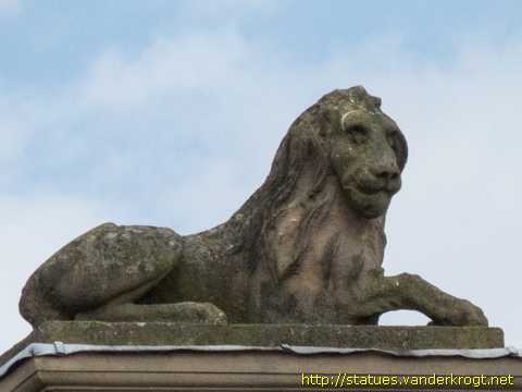 Newark-on-Trent / Lady Justice with Lion and Unicorn