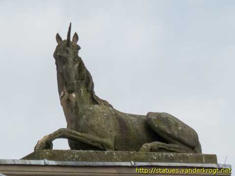 Newark-on-Trent / Lady Justice with Lion and Unicorn