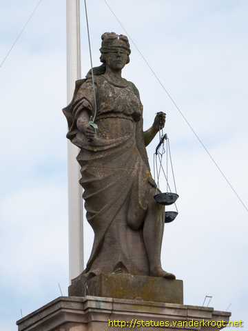 Newark-on-Trent / Lady Justice with Lion and Unicorn