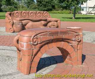Cardiff - Caerdydd / Beastie Benches - Meinciau Bwystfilod
