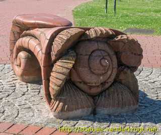 Cardiff - Caerdydd / Beastie Benches - Meinciau Bwystfilod