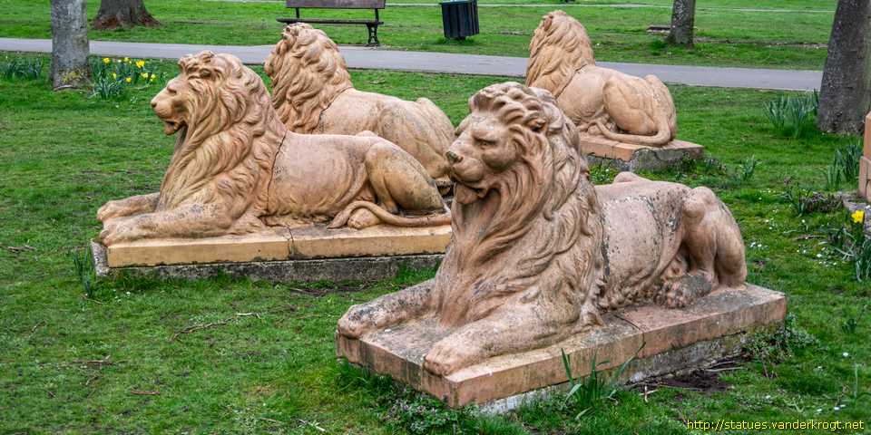 Newbury - Queen Victoria and Lions