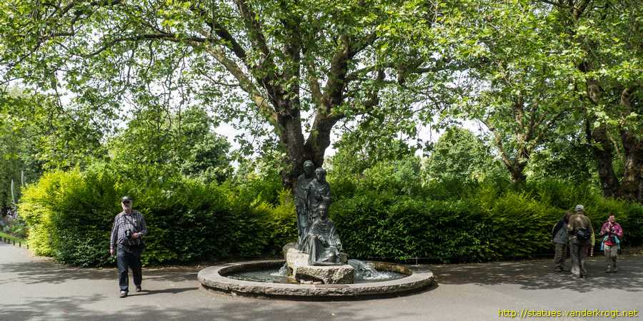 Dublin - Baile Átha Cliath / Three Fates - Triúr Bandéithe na Cinniúna