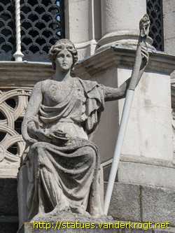 Dublin - Baile Átha Cliath / Sculptures at the Campanile of Trinity College