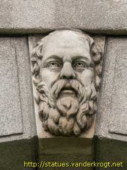 Dublin - Baile Átha Cliath / Sculptures at the Campanile of Trinity College