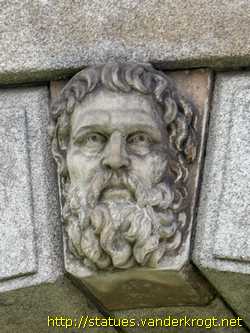 Dublin - Baile Átha Cliath / Sculptures at the Campanile of Trinity College
