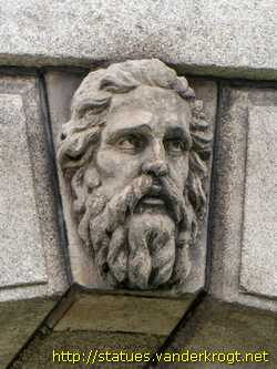 Dublin - Baile Átha Cliath / Sculptures at the Campanile of Trinity College