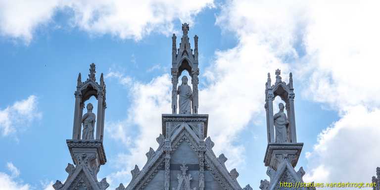 Pisa - Statue dei Santi alla Chiesa di Santa Maria della Spina