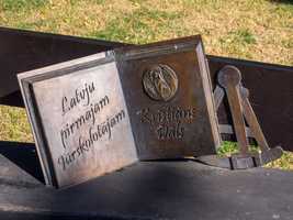 Liepāja - Skulptūru grupu 'Pilsētā, kurā piedzimst vējš'