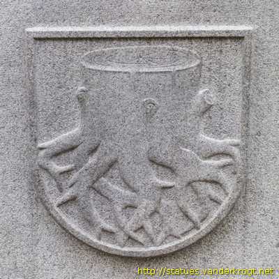 Nowa Ruda - Fontanna z figura Jana Chrzciciela i Jezusa Chrystusa