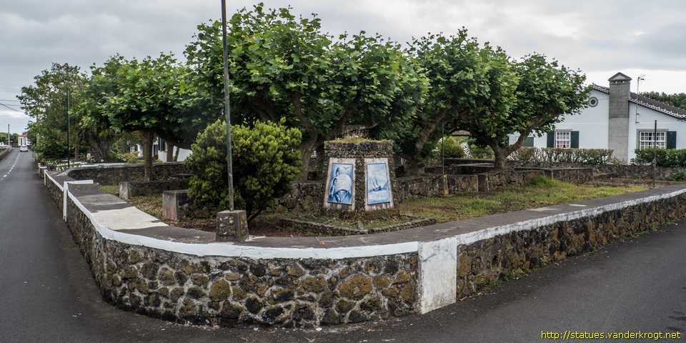 Porto Martins - Monumento para os quatro Joãos etc.