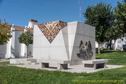 Arraiolos - Monumento à Tapeteira de Arraiolos