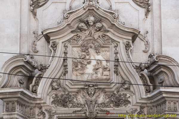 Lisboa - Estátuas na Igreja da Nossa Senhora da Encarnação