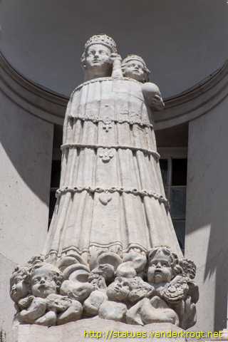Lisboa - Estátuas na Igreja da Nossa Senhora do Loreto