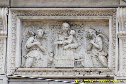 Lisboa - Estátuas na Igreja da Nossa Senhora do Loreto