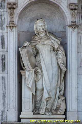 Lisboa - Estátuas na Basílica da Estrela
