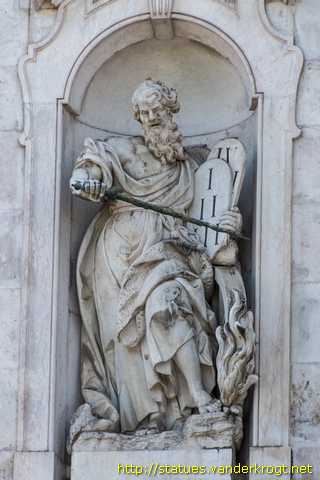 Lisboa - Estátuas na Basílica da Estrela