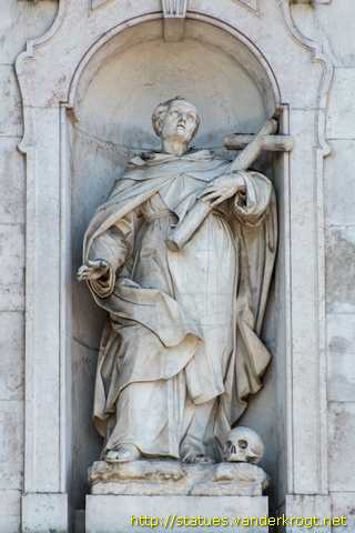 Lisboa - Estátuas na Basílica da Estrela