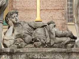 Komárno - Komárom / Trojičný a morový stĺp - Szentháromság és Pestis szobor