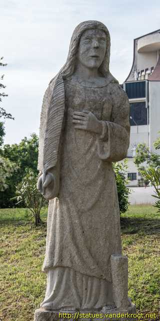 Borgo Maggiore - Statue dei Santi all'ingresso del Centro Mariano
