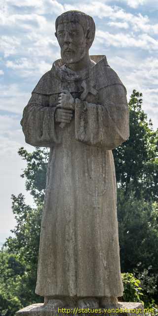 Borgo Maggiore - Statue dei Santi all'ingresso del Centro Mariano